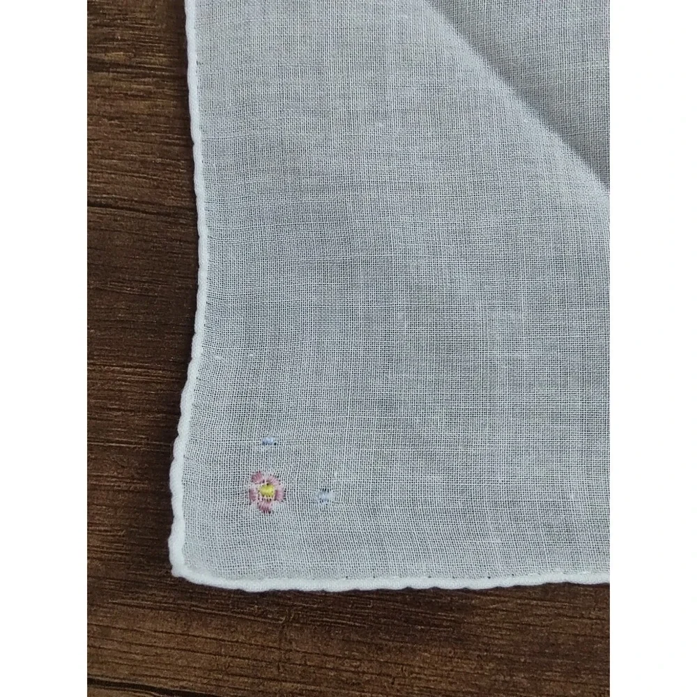Vintage Handkerchief Hankie Embroidered Floral Bouquet Corner Accents White Z27